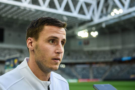 Hammarbys Jeppe Andersen blir intervjuad i