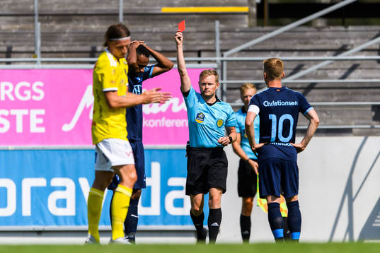 Malmö FFs Isaac Kiese Thelin tilldelas en utvisning av