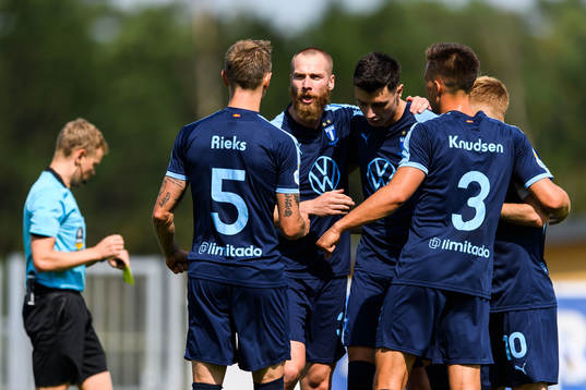 Malmö FFs Jo Inge Berget jublar med lagkamrater