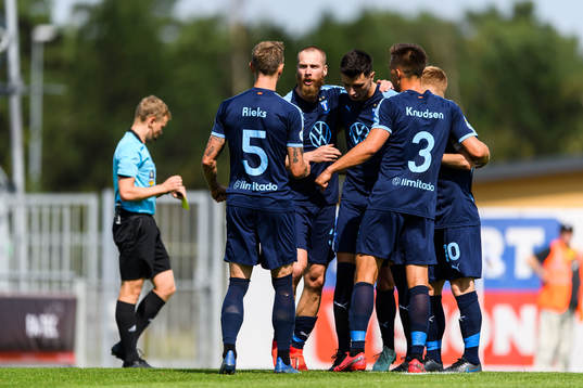Malmö FFs Jo Inge Berget jublar med lagkamrater