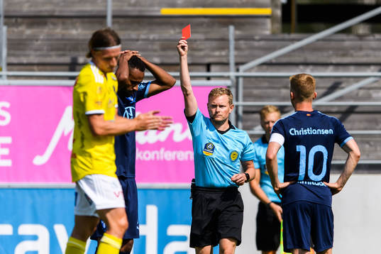 Malmö FFs Isaac Kiese Thelin tilldelas en utvisning av