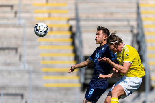 Malmö FFs Arnór Traustason och Falkenbergs Carl Johansson