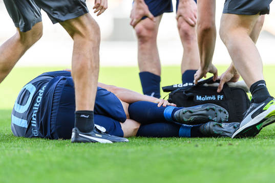 Malmö FFs Anders Christiansen har ont och tar sig för