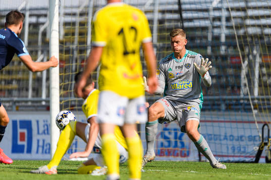 Falkenbergs målvakt Johan Brattberg med en räddning