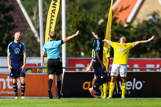 Falkenbergs Carl Johansson reagerar på ett domslut