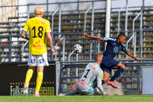 Malmö FFs Amin Sarr med en målchans