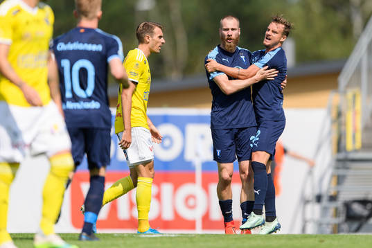 Malmö FFs Jo Inge Berget jublar med Eric Larsson