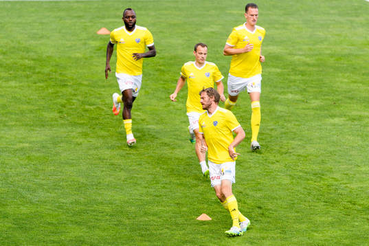 Falkenbergs spelare värmer upp före fotbollsmatchen i