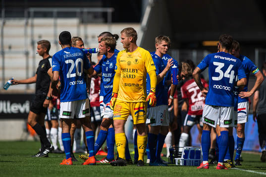 Trelleborgs målvakt Hampus Nilsson vid en vätskepaus