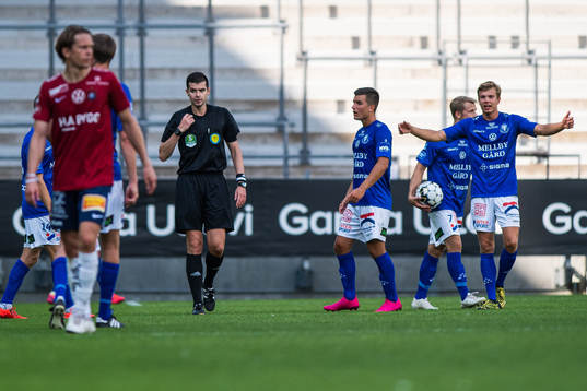 Trelleborgs Haris Brkic och Niklas Vesterlund reagerar mot