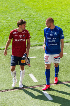 Örgrytes Danny Ervik med lindad fot pratar med Trelleborgs