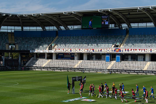 Örgrytes och Trelleborgs spelare går in på plan