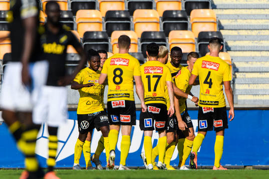 Mjällbys Moses Orwohicho Ogbu jublar med lagkamrater