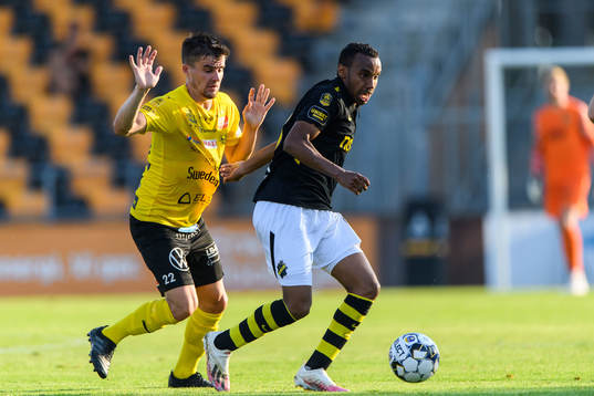 s Bilal Hussein och Mjällbys Jesper Gustavsson
