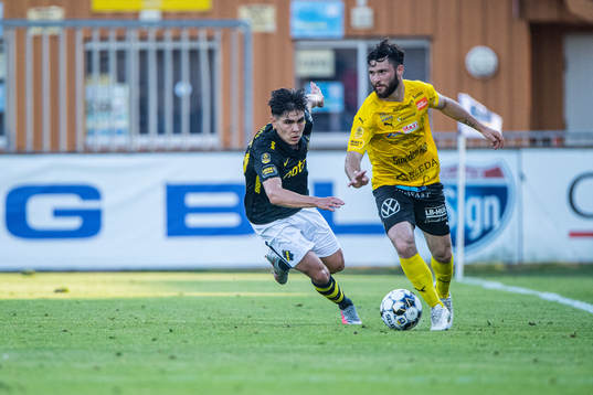 s Eric Kahl  och Mjällbys Jonathan Tamimi