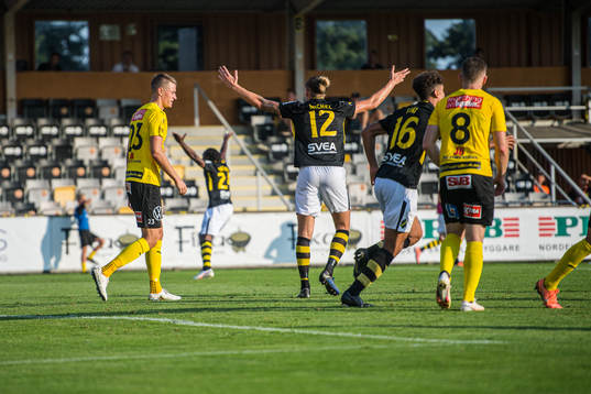 s Felix Michel sträcker uppgivet på händerna och deppar