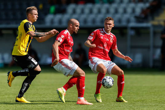 Kalmars Douglas Bergqvist och Piotr Johansson mot Häckens
