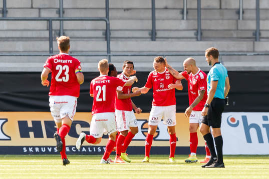 Kalmars Piotr Johansson jublar med lagkamrater