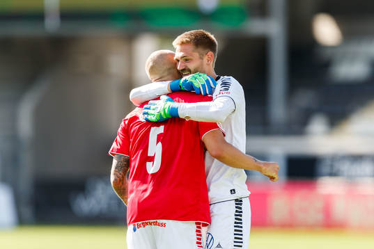 Kalmars Douglas Bergqvist och målvakt Lucas