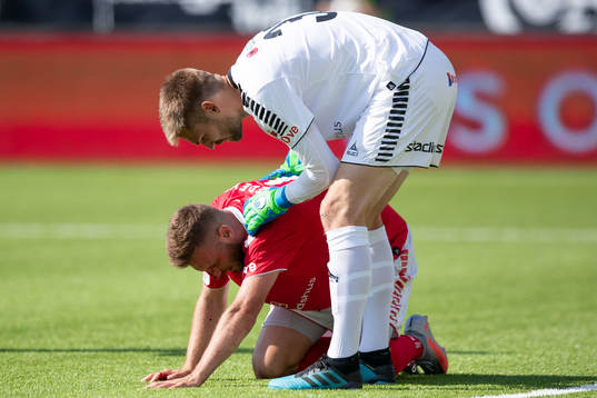 Kalmars Fidan Aliti blöder från näsan