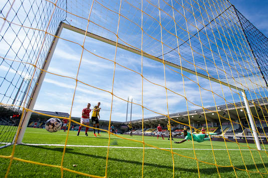 Kalmars Sebastian Ring skjuter 0-1 bakom Häckens målvakt