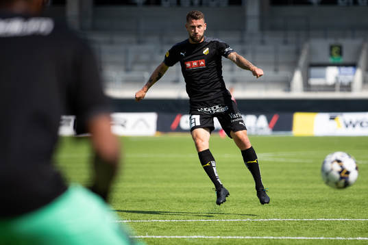 Häckens Joona Toivio skjuter ett skott på uppvärmningen
