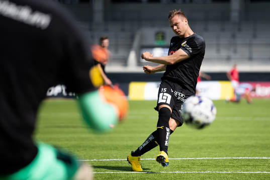 Häckens Alexander Söderlund skjuter ett skott på