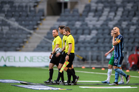 Domare Andreas Ekberg och Djurgårdens Jesper Karlström