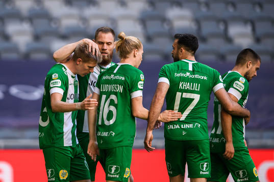 Hammarbys Aron Johansson jublar med lagkamrater