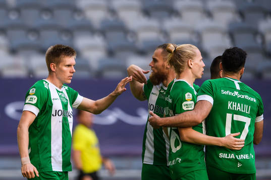 Hammarbys Aron Johansson jublar med lagkamrater