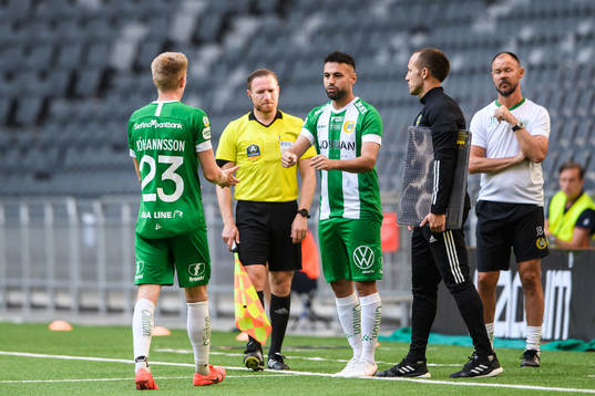 Hammarbys Aron Johansson lämnar planen