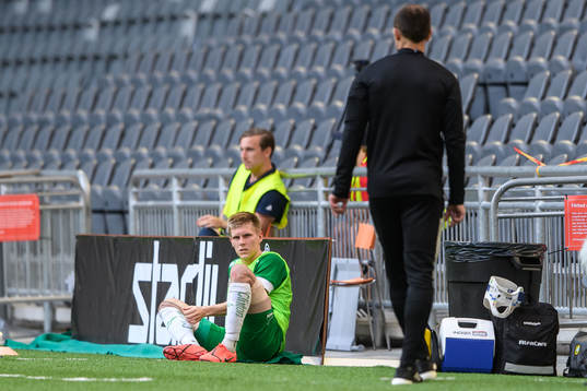 Hammarbys Aron Johansson har ont