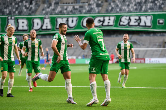 Hammarbys Imad Khalili jublar med Vladimir Rodic och