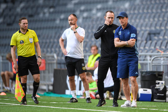Djurgårdens tränare Kim Bergstrand och domare Kaspar
