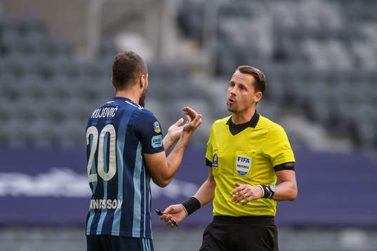 Djurgårdens Emir Kujovic i samtal med domare Andreas Ekberg