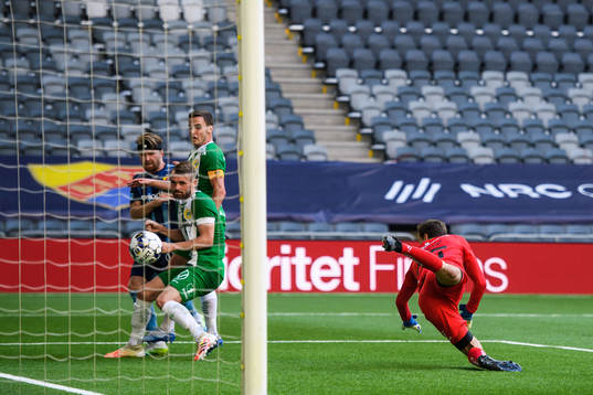 Hammarbys målvakt Davor Blazevic släpper in 1-2