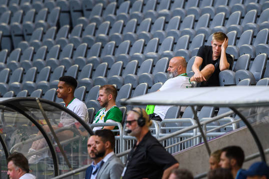 Hammarbys Aron Johansson deppar på läktaren