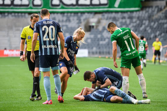 Djurgårdens Jonathan Augustinsson har ont och får vård