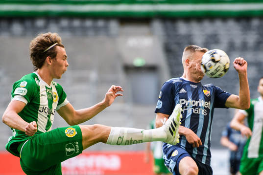 Djurgårdens Jonathan Augustinsson får en boll i ansiktet