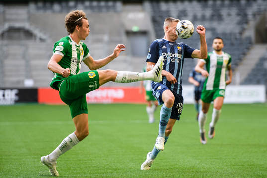 Djurgårdens Jonathan Augustinsson får en boll i ansiktet