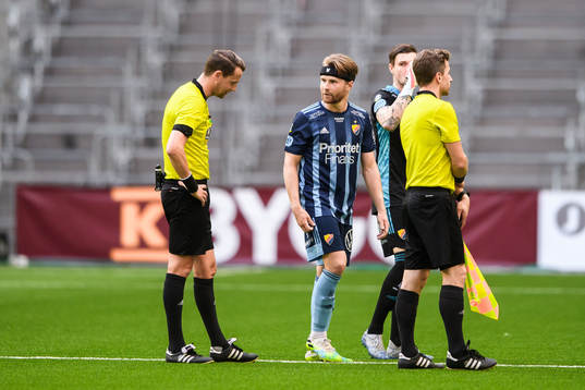 Djurgårdens Jacob Une Larsson i samtal med domare Andreas