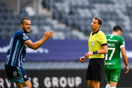 Djurgårdens Emir Kujovic reagerar på domslut från domare