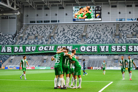Hammarbys spelare jublar med Imad Khalili