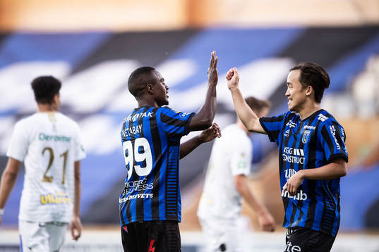 Sirius Nahom Girmai Netabay och Yukiya Sugita  jublar