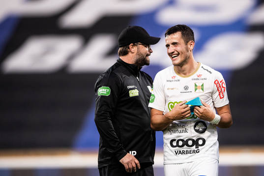 Varbergs tränare Joakim Persson och Astrit Selmani jublar