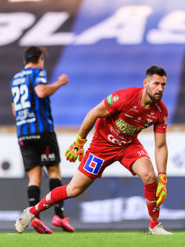 Varbergs målvakt Stojan Lukic ser 3-1 målet gå in av