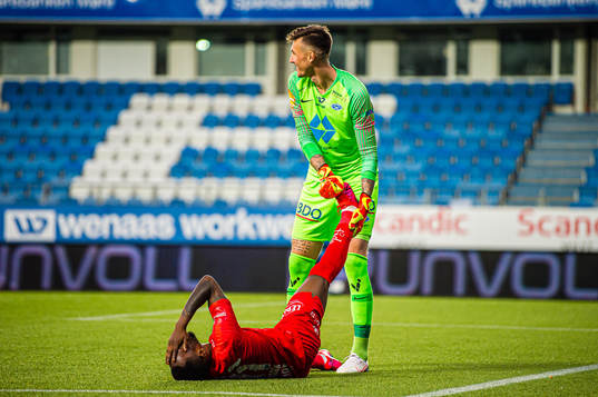 Karamoko Daouda Bamba of Brann in pain and Andreas