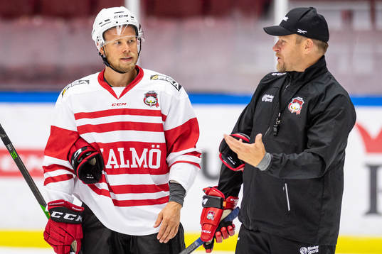 Victor Backman i samtal med tränare Joakim Fagervall