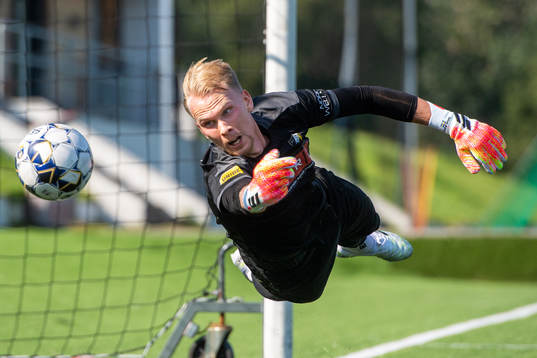 Målvakten Pontus Dahlberg tränar med Häcken