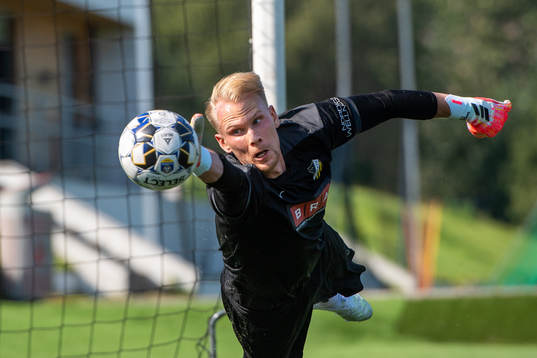 Målvakten Pontus Dahlberg tränar med Häcken